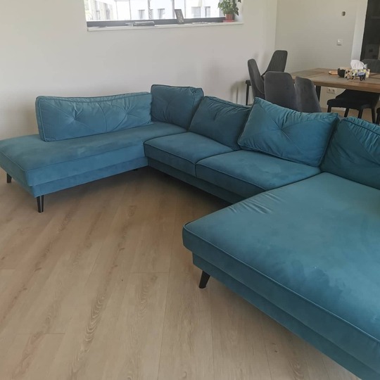 Žalsva-melsva sofa – puikus kambario akcentas