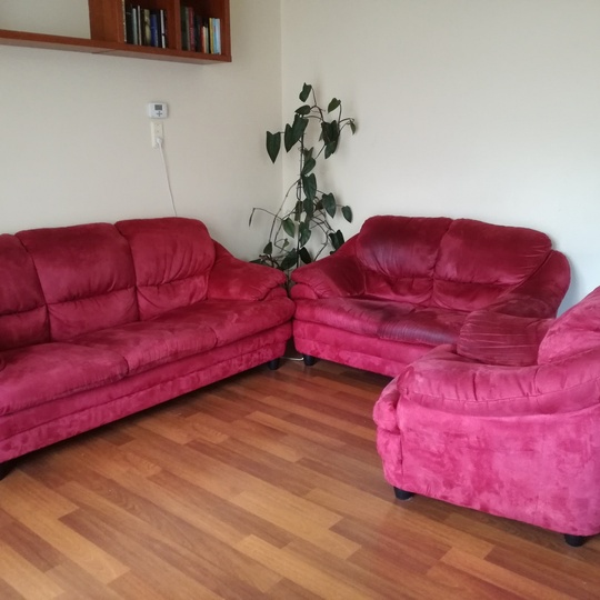 Veliūrinė trivietė sofa su miegamojo funkcija