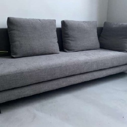 Pilka sofa