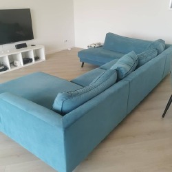 Lengvai valoma 3,5 m sofa su pagalvėlėmis