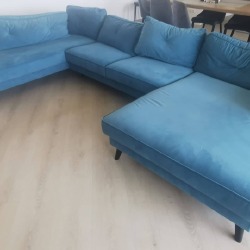 Stilinga žalsva sofa – ideali jūsų namams