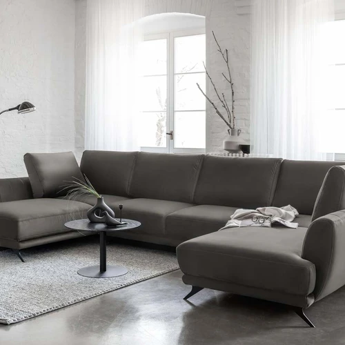 Patogi kampinė sofa su plieninėmis kojelėmis ir elegantišku dizainu